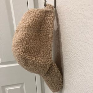 NEVER WORN Fuzzy creamy hat